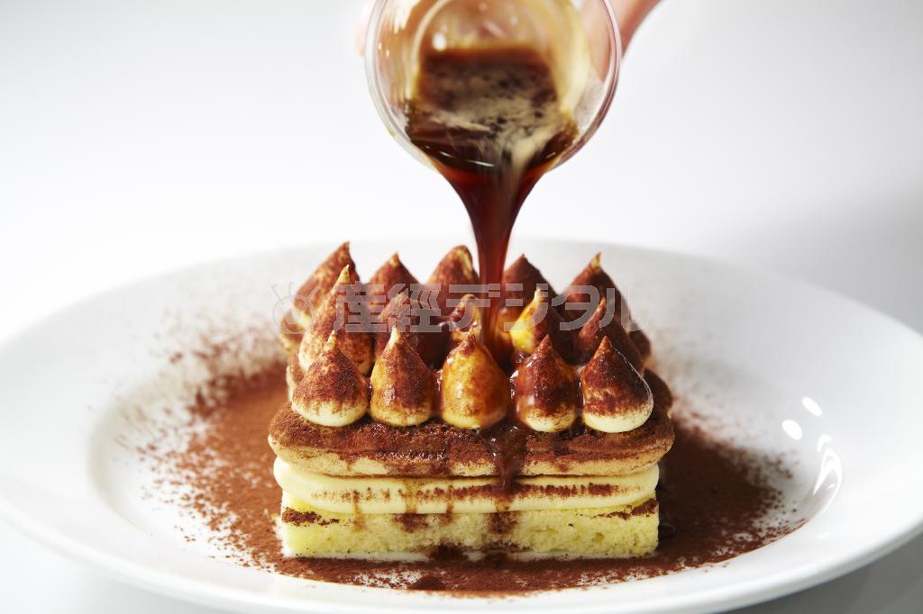 店内で作られるオリジナルスイーツ「恋するティラミス」（５８０円）。いれたてのエスプレッソを自分でかけるのも楽しみの一つ