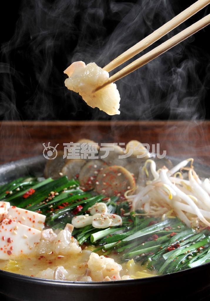 近江牛のこてっちゃんが浮かぶもつ鍋。白味噌仕立ての上品な味わいだ