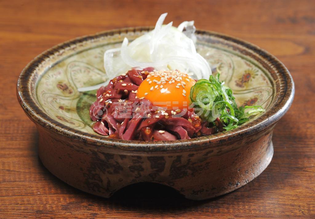 卵黄が添えられたユッケ。甘いタレを絡めて頂く