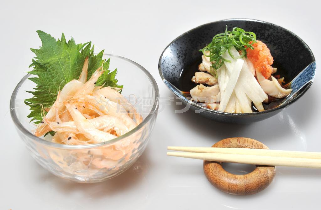 白エビの甘酢漬け（左）とポン酢で味わうミノ。いずれもクセになる味だ
