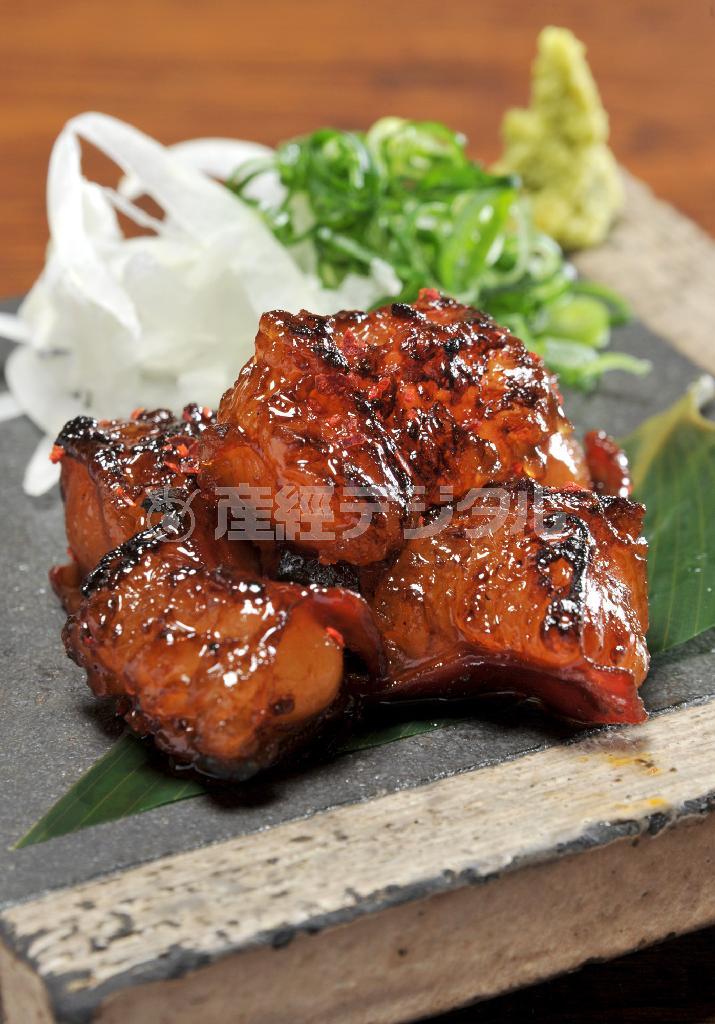 こってりとした「もつ炙り焼き」は男性客に人気だ