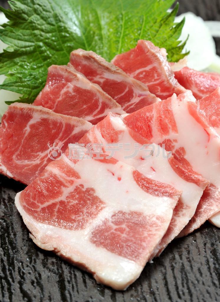 新鮮なイベリコ豚の刺し身。ワサビを添えると味の変化が楽しめる