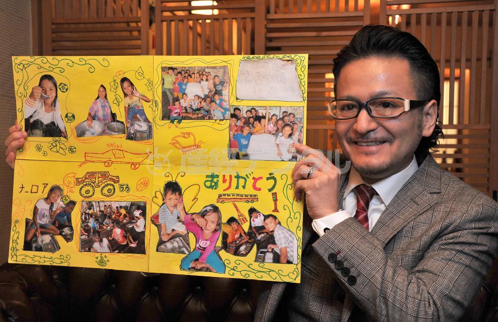 カンボジアの子供から届いた礼状を示す伊藤秀薫社長＝２０１４年２月２６日、京都市中京区（竹川禎一郎撮影）
