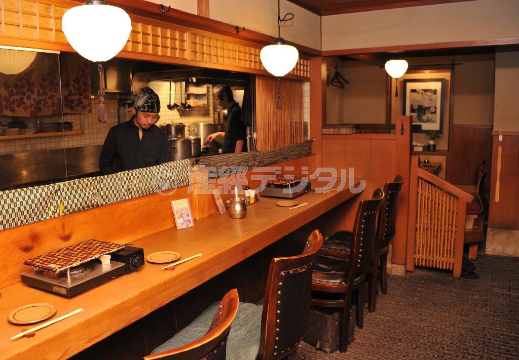 カウンター席では調理を目にして話も弾む＝２０１４年２月２６日、京都市中京区（竹川禎一郎撮影）