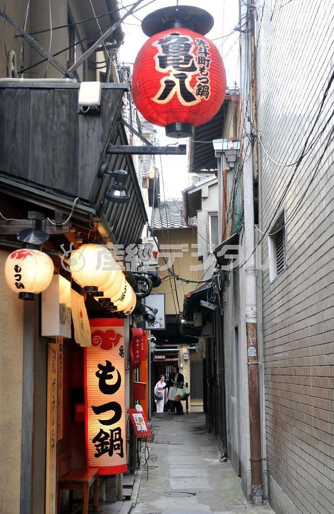 路地裏の人気店は「もつ鍋」の提灯が目印だ＝２０１４年２月２６日、京都市中京区（竹川禎一郎撮影）