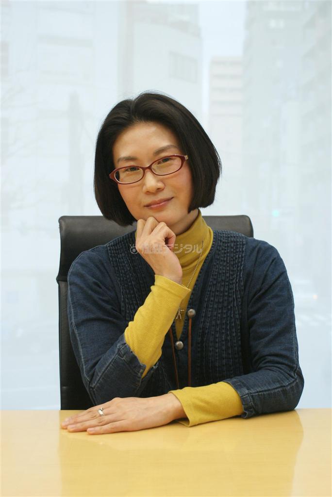 小説すばる新人賞を受賞した周防柳（すおう・やなぎ）さん。父親の被爆体験は長年書きたいと思っていたテーマだった＝東京都千代田区（塩塚夢撮影）