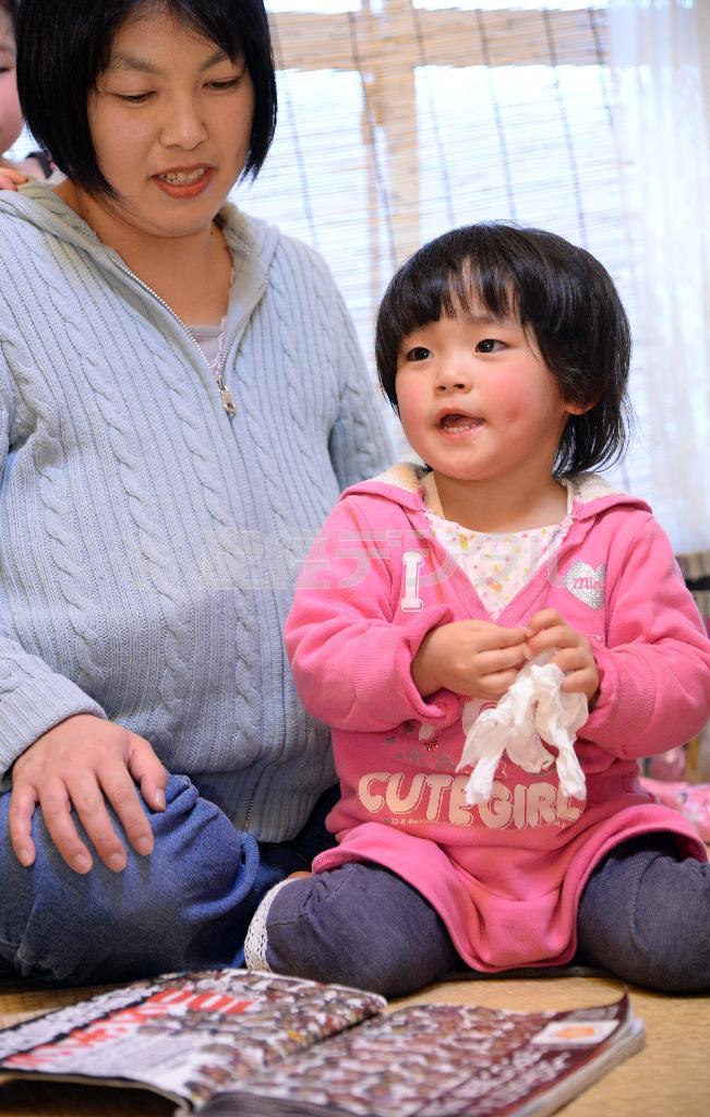 母の下沢悦子さん（左）と、すっかりお姉さんぽくなったさくらちゃん＝２０１４年３月５日、岩手県宮古市（鴨川一也撮影）