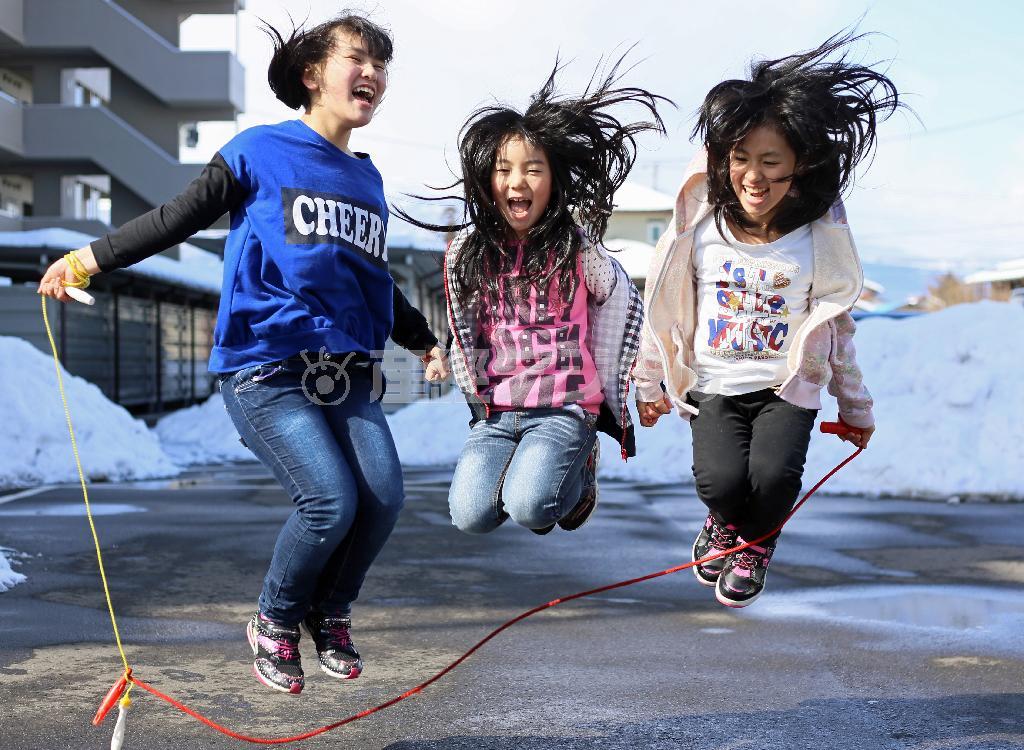 原発事故で福島県相馬郡飯舘村から福島市に避難している（左から）佐藤優菜さん、綾花ちゃん、榛香ちゃんの３姉妹。外で遊ぶと心が弾むという＝２０１４年２月２２日、福島県福島市（松本健吾撮影）