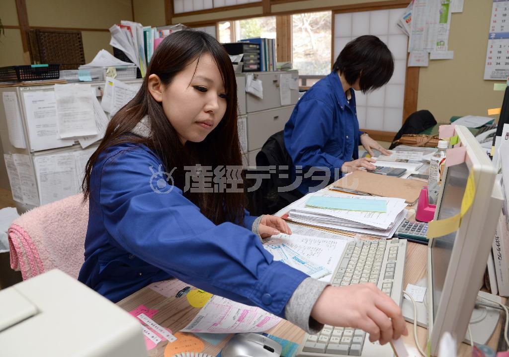 陸前高田市で２００年続く老舗醸造会社「八木澤商店」に入社した村上愛季さん。八木澤商店は震災で蔵や工場、事務所などすべてを失ったが、「雇用をやめれば地元から人がいなくなる」と内定を取り消さず新入社員を受け入れた＝２０１４年２月１９日、岩手県陸前高田市（矢島康弘撮影）