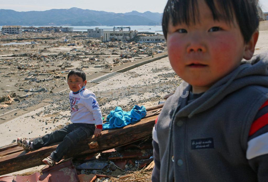 震災直後に自宅のある町が見渡せる高台で出合った佐藤輝稀（てるき）くん（左）と夢斗（ゆめと）くん＝２０１１年３月１９日、宮城県本吉郡南三陸町（松本健吾撮影）