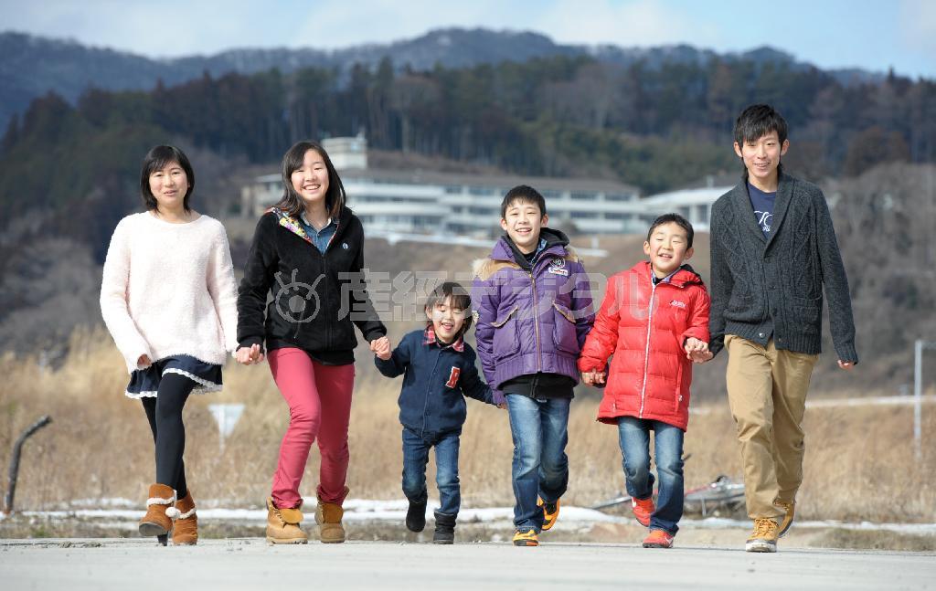 震災直後、志津川小に避難していた（左から）阿部舞さん、佐々木夏蓮さんと空君、礼君、禅君の姉弟、千葉航洋君。後方の建物は舞さん、夏蓮さん、航洋君が通っている志津川中学校。この中学も震災直後は避難所だった＝２０１４年２月２３日、宮城県本吉郡南三陸町（植村光貴撮影）