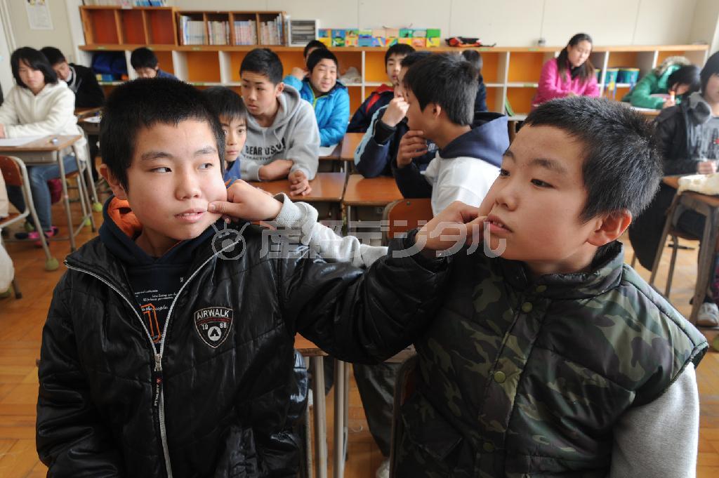 山田町立大沢小学校を卒業した双子の兄、大川海渡（かいと）君（左）と弟の海成（かいせい）君＝２０１１年３月３１日、岩手県下閉伊郡山田町（安元雄太撮影）