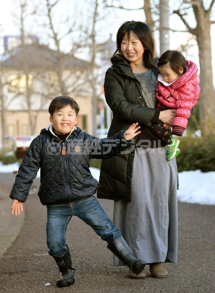 仙台市青葉区の川上理恵さん。「地震が怖い」と言っていた長男の健太くん（６）は４月から小学校に上がる。黒いランドセルを準備して、小学校生活が待ち遠しい様子だ＝２０１４年２月２１日、宮城県仙台市（矢島康弘撮影）