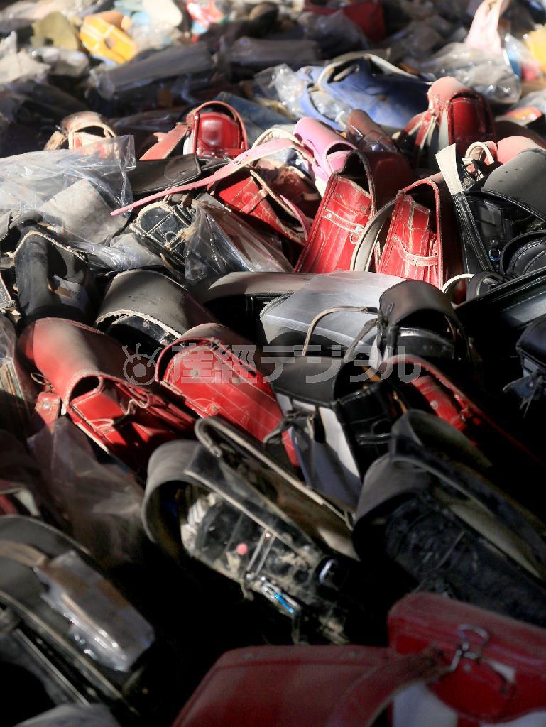 小学校の体育館に山積みとなったランドセル。持ち主が現れるのを静かに待っている＝２０１４年２月５日、宮城県名取市（桐原正道撮影）