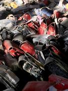 小学校の体育館に山積みとなったランドセル。持ち主が現れるのを静かに待っている＝２０１４年２月５日、宮城県名取市（桐原正道撮影）