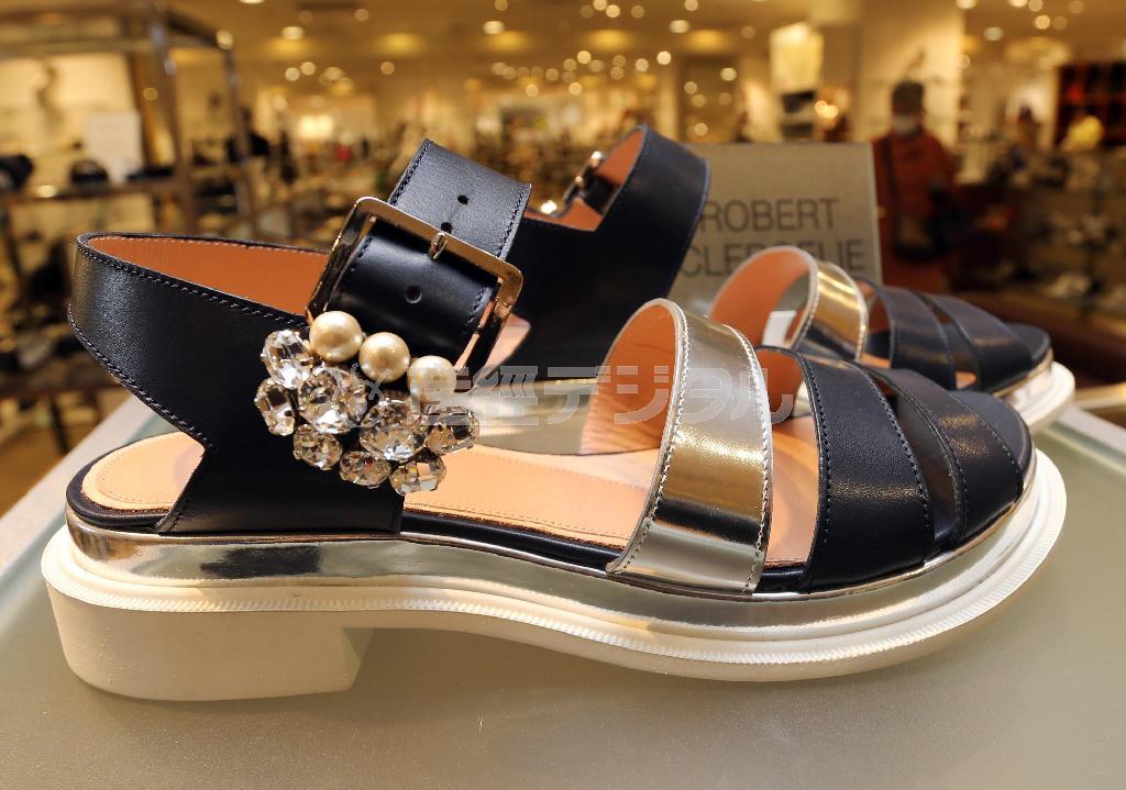 履き心地とモード感を兼ね備えたフランスの「ロベール＿クレジュリー」と、日本のブランド「プティローブノアー」のコラボレーションサンダル。７万８７５０円