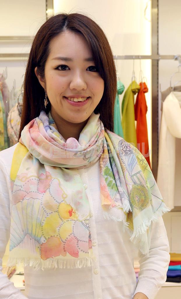 松屋オリジナルのストール（１万２６００円）をふわりとひと巻き（巻き方（※１）、宮崎裕士撮影）