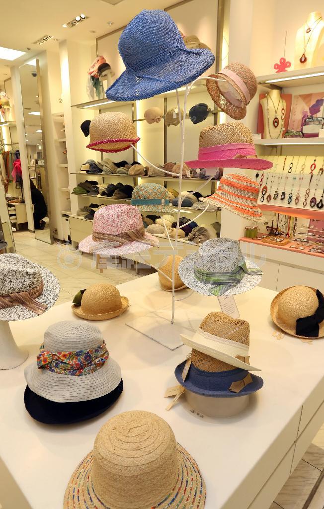 幅広の大きなリボンをあしらい、色味もさまざまなハットはコーディネートのアクセントになりそう