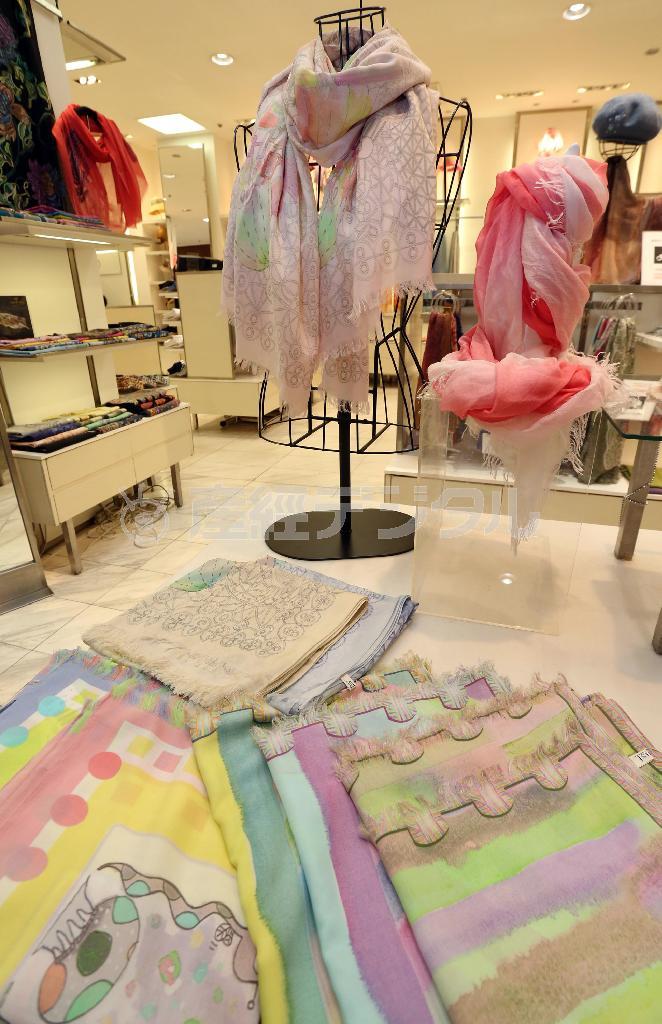 １枚で多彩なパステルカラーが楽しめるストールはあると便利なアイテム