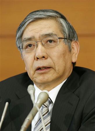 金融政策決定会合後に記者会見する日銀の黒田総裁＝１１日午後、日銀本店