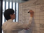 各社の回答状況をボードに書き込む自動車総連の担当者＝１２日午前、東京都港区