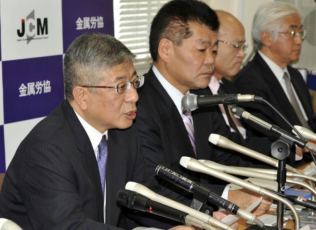 会見する金属労協の西原浩一郎議長（左）＝１２日、東京都中央区
