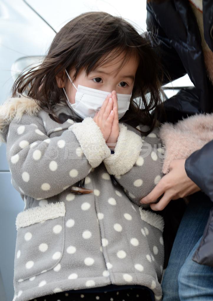 福島県いわき市の寺院で行われた追悼式典で、午後２時４６分に手を合わせる３歳の女の子。女の子の母親の祖母が津波で亡くなった＝２０１４年３月１１日（大西史朗撮影）