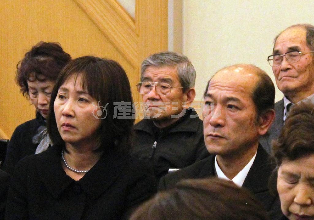 福島県いわき市の豊間地区の追悼式典に出席した工藤功さん（右）弥生さん夫妻＝２０１４年３月１１日午後（道丸摩耶撮影）