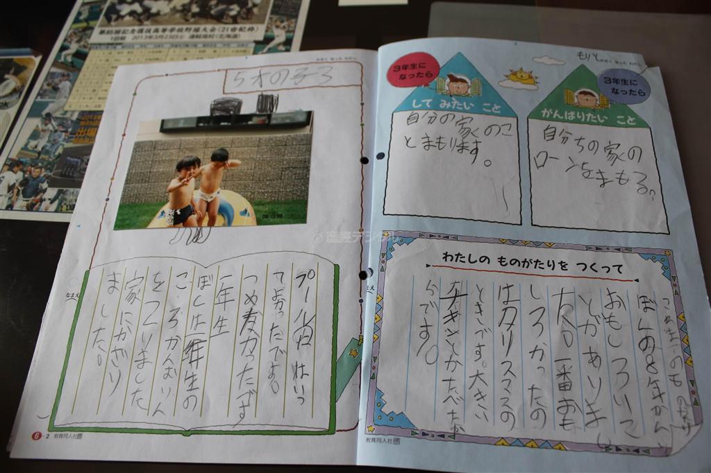 津波で亡くなった工藤盛人（もりと）さんが小学２年の時に書いたアルバム。「自分の家のことまもります」と書いてある＝２０１４年２月２６日、福島県いわき市（道丸摩耶撮影）