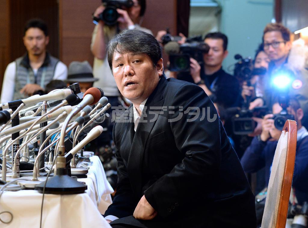 疑惑発覚後、初めて公の場に姿を見せた佐村河内守（さむらごうち・まもる）氏。髪を切り、サングラスを外して会見に臨んだ＝２０１４年３月７日、東京都港区（寺河内美奈撮影）