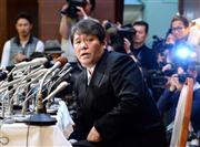 疑惑発覚後、初めて公の場に姿を見せた佐村河内守（さむらごうち・まもる）氏。髪を切り、サングラスを外して会見に臨んだ＝２０１４年３月７日、東京都港区（寺河内美奈撮影）