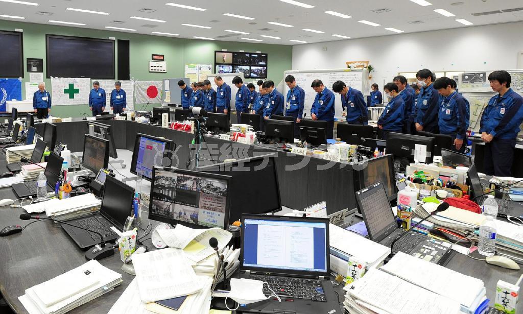 東京電力福島第一原発の免震重要棟で、地震発生時刻に合わせ黙祷（もくとう）する社員ら。左端は広瀬直己社長＝２０１４年３月１１日午後２時４７分、福島県双葉郡大熊町（代表撮影）