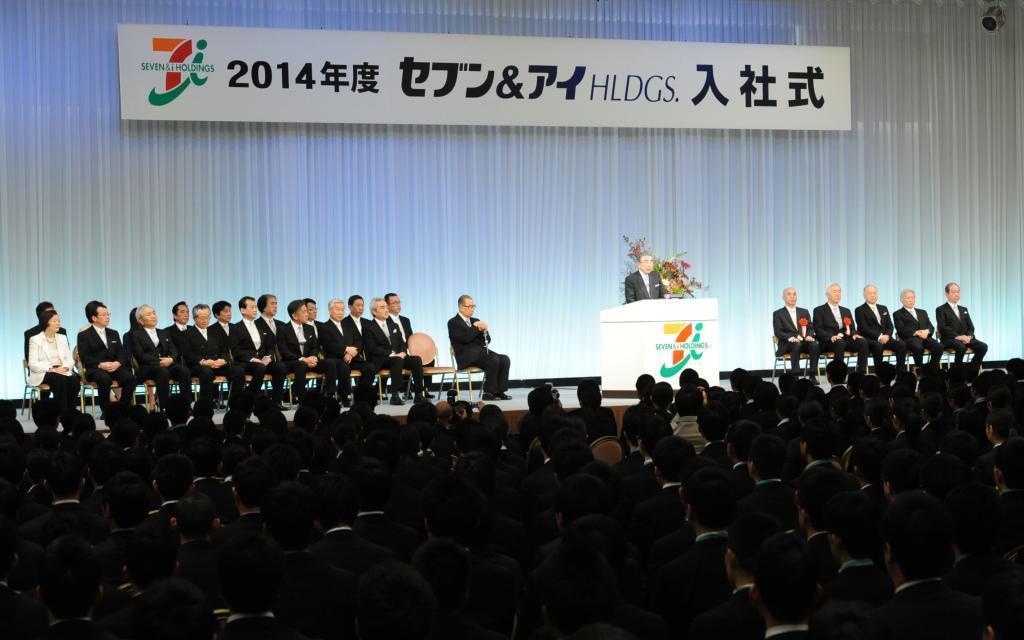 セブン＆アイ・ホールディングスのグループ合同入社式で挨拶する鈴木敏文会長＝１３日午前、東京都港区