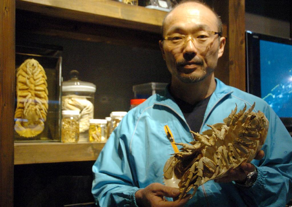 ダイオウグソクムシの標本を手にする飼育員の森滝丈也さん＝鳥羽市