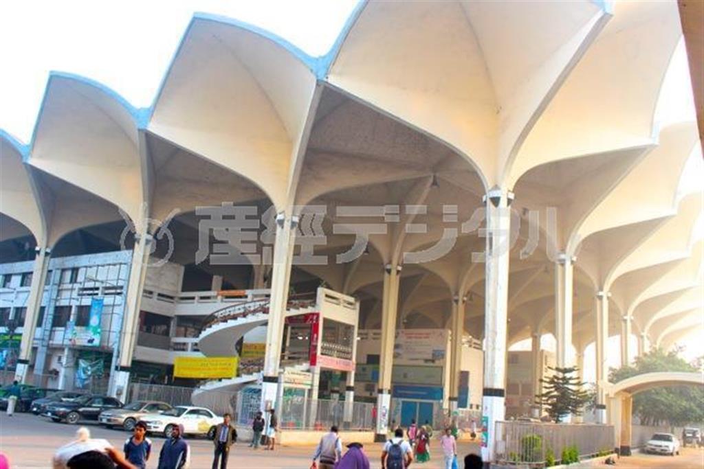 なかなかモダンなデザインのコムラプール駅。ハスの花をイメージして建設されたという