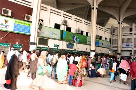 駅構内。駅前には屋台がひしめき人々でごった返していた