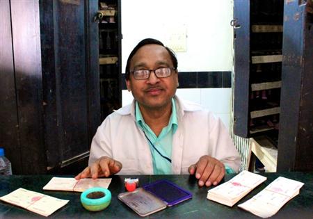 乗車券販売窓口にいた人なつこい係員。内装も使っているスタンプも年季が入っている