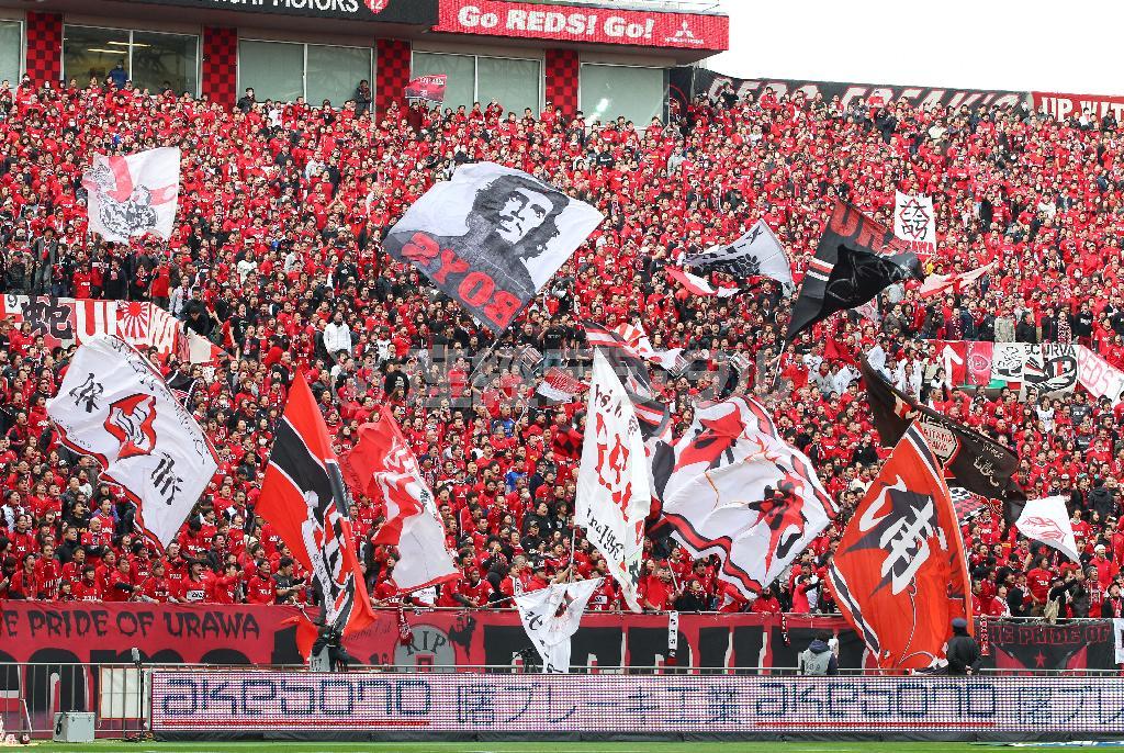浦和レッズが処分される対象となったサガン鳥栖戦。熱狂的なサポーターに支えられた浦和のホームスタンドは、常にチームカラーの赤で染まる＝２０１４年３月８日、埼玉県さいたま市緑区の埼玉スタジアム（吉沢良太撮影）