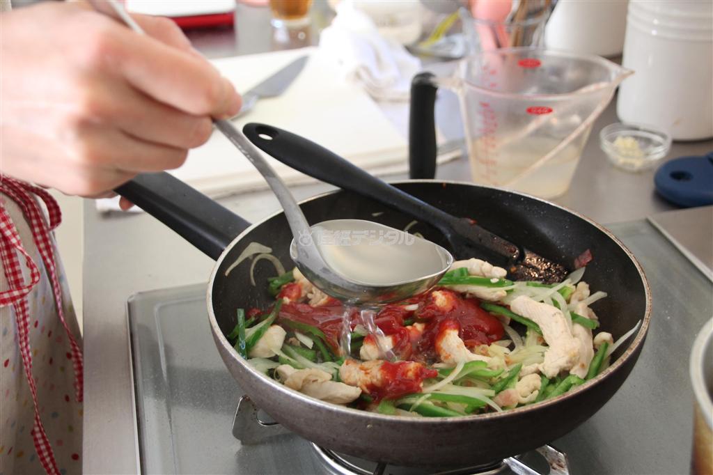 チキンナポリタン（作り方３）＿＿ケチャップ、お玉１杯のゆで汁を加えて全体になじんだら、（作り方１：ゆであげたパスタ）を加えて和え、塩、こしょうで味を整える。器に盛り、粉チーズをふる（今泉有美子撮影）