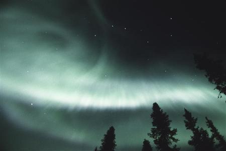 リスと同じく初めて撮ったオーロラ。おめでたいもので、毎晩のように現れるものだと勘違いしていた＝米アラスカ州（松本紀生さん撮影）