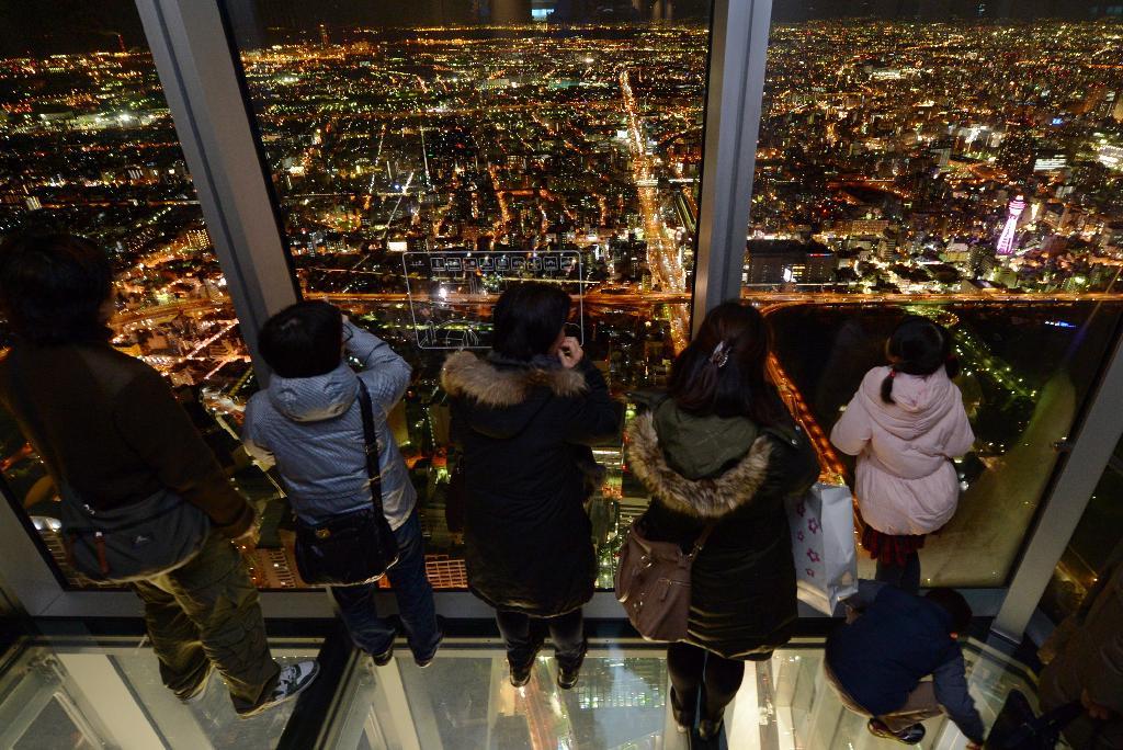 ハルカスの展望台から夜景を楽しむ来場者ら＝３月７日夜、大阪市阿倍野区（大塚聡彦撮影）