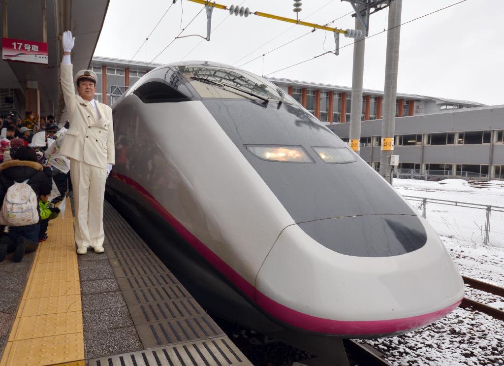 ＪＲ秋田駅の大嶋公一駅長の出発合図で東京に向けてラストランする秋田新幹線「Ｅ３系こまち」＝１４日（渡辺浩撮影）