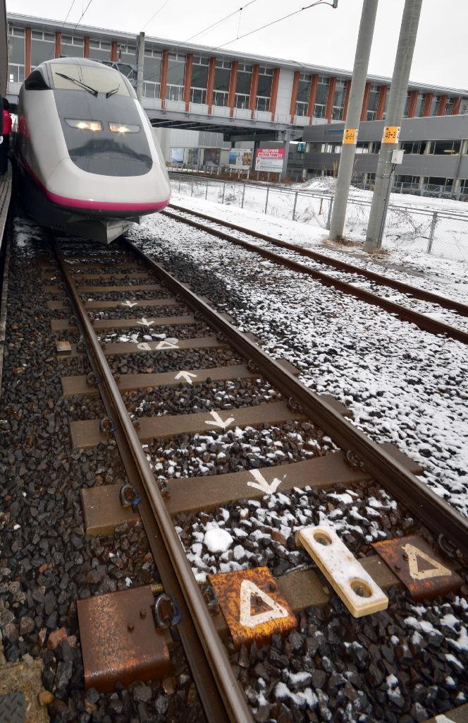 雪景色の中、ラストランを迎えた秋田新幹線「Ｅ３系こまち」＝１４日、ＪＲ秋田駅（渡辺浩撮影）