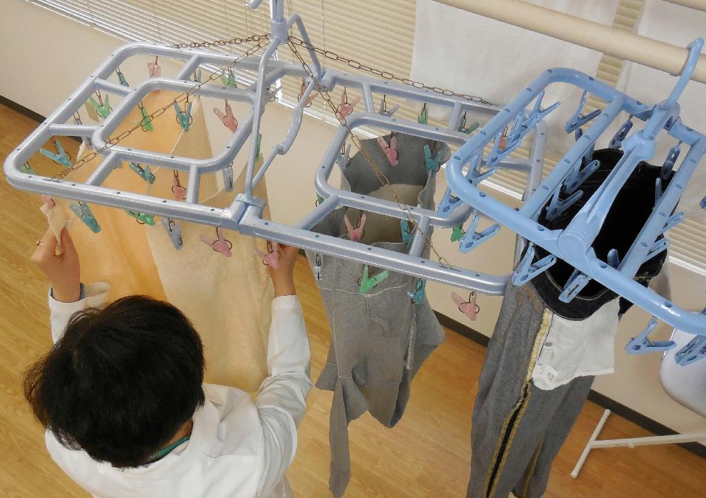 室内干しの際は洗濯物を筒状や蛇腹状に広げ、空気により多く触れるよう工夫する＝東京都墨田区の花王生活者研究センター