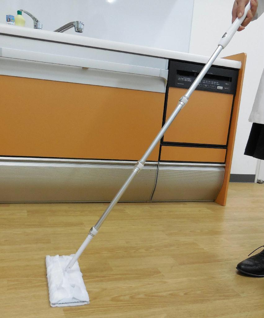 床掃除のときはウエットタイプの掃除用シートなどで拭いてから掃除機をかける＝東京都墨田区の花王生活者研究センター