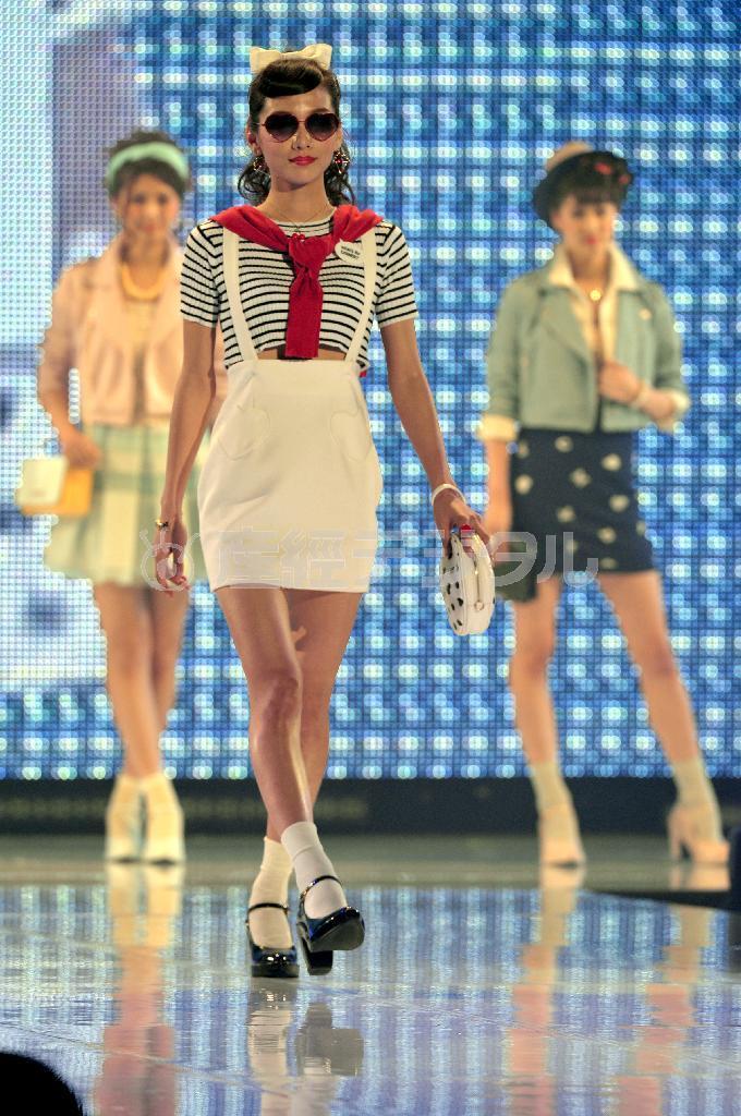 白靴下をあわせることで定番のマリンルックも洗練された雰囲気に。神戸コレクションより（頼光和弘撮影）