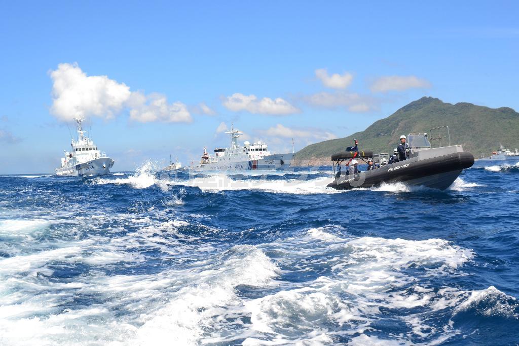 尖閣諸島（沖縄県石垣市）の魚釣島周辺で領海侵犯した中国船「海警」（中央）と、警戒に当たる海上保安庁の巡視船とボート。今や偶発的な衝突など不測の事態がいつ起きてもおかしくない状況だ＝２０１３年８月７日（沖縄県石垣市の仲間均・市議提供）