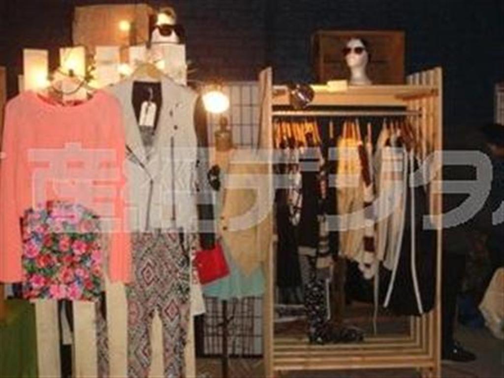 数あるフリーマーケットの中でも注目の的とあって、ビンテージの洋服も流行に敏感なラインナップになっていました＝米ニューヨーク（大友玲子さん撮影）