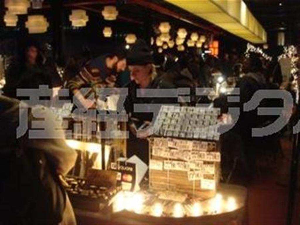 ナイト・バザールでは、ブルックリン在住のクリエーターらによるハンドメイドのジュエリーの店が多く見られました＝米ニューヨーク（大友玲子さん撮影）