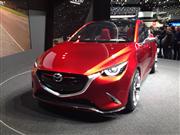 マツダの小型車「マツダ２（デミオ）」の後継機種として開発が進められている試作車「ＨＡＺＵＭＩ（ハズミ）」＝４日、ジュネーブ